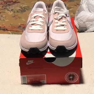 Brand New Nike Womens Waffle Debut Size 9 Sneakers